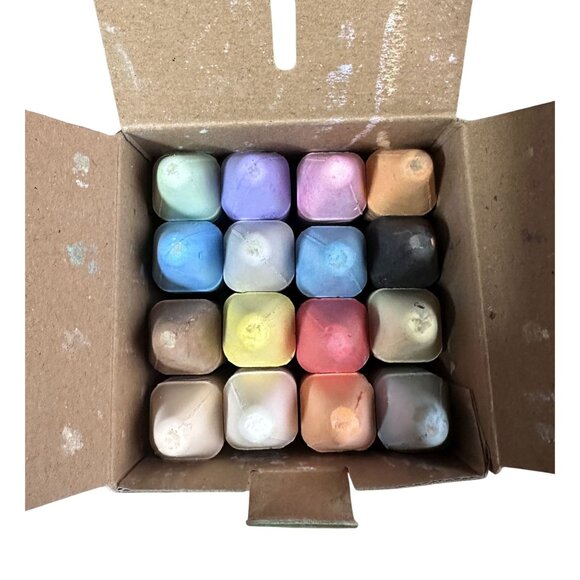 Crayola Washable Sidewalk Chalk Bright Bold Colors 16 Different Colors - Picture 2 of 5